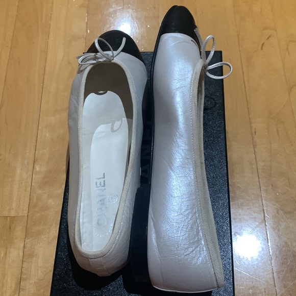 WOMENS CHANEL SIZE 41 BLACK AND WHITE LEATHER BALLET FLATS IN BOX - Picture 7 of 14